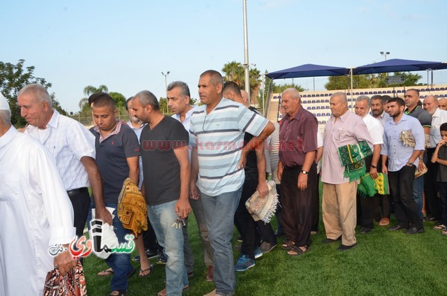 فيديو : المئات يؤدون صلاة عيد الأضحى والرئيس عادل بدير والأهالي يتصافحون ويهنئون ويعم السرور كل الحضور